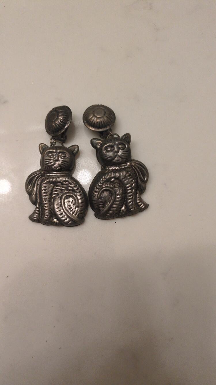 Vintage Silver Tone Sitting Cat Dangle Clip On Whimsigoth Cottagecore Jewelry